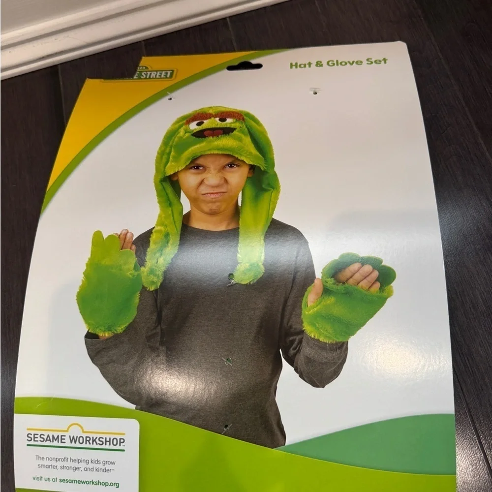 NWT Sesame Street Oscar the Grouch Green Furry Hat & Glove Set for 24M+ Boy Girl